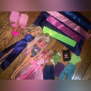 3 barbies 5 fabrics 3 clothes and accessories!